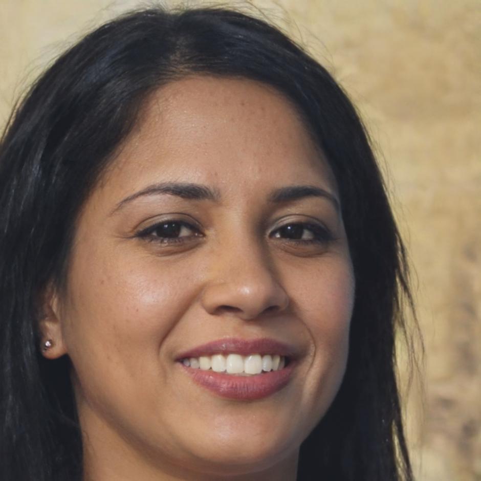 Ingénieure analysant des données de performance hydroélectrique