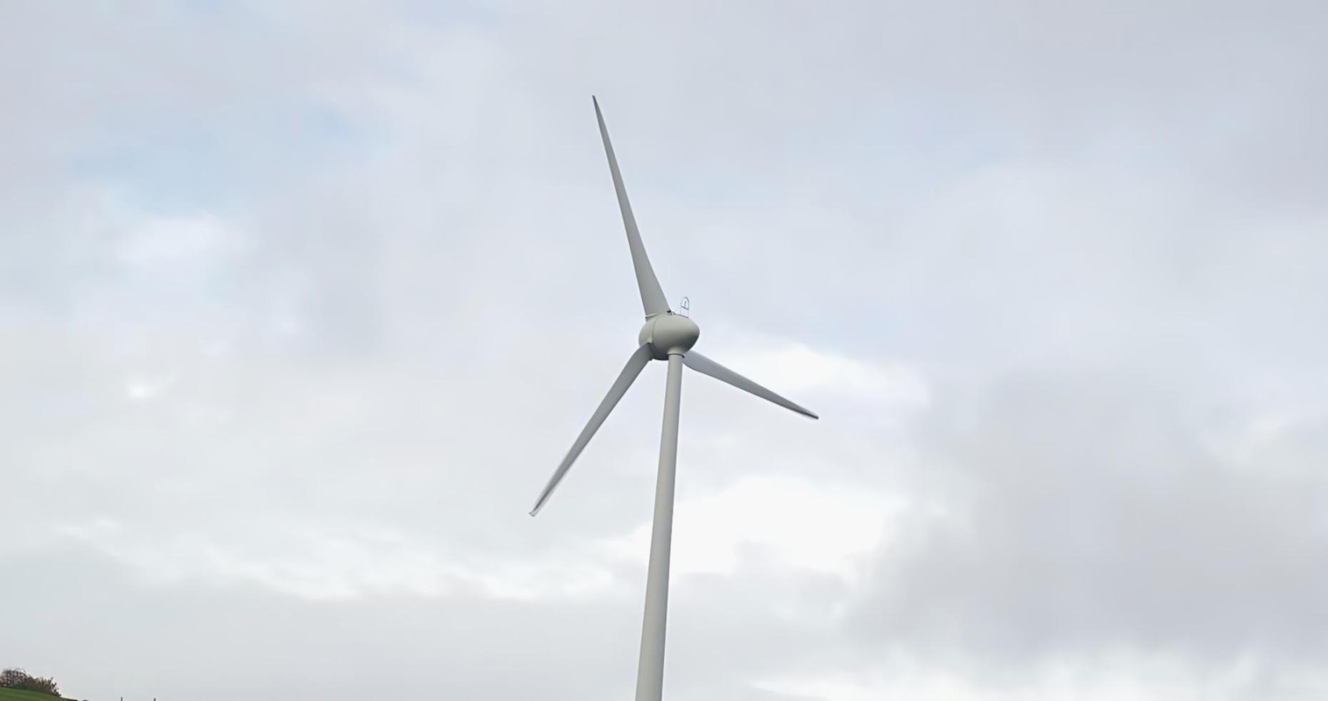 Installation hydroélectrique moderne avec turbines et systèmes de contrôle