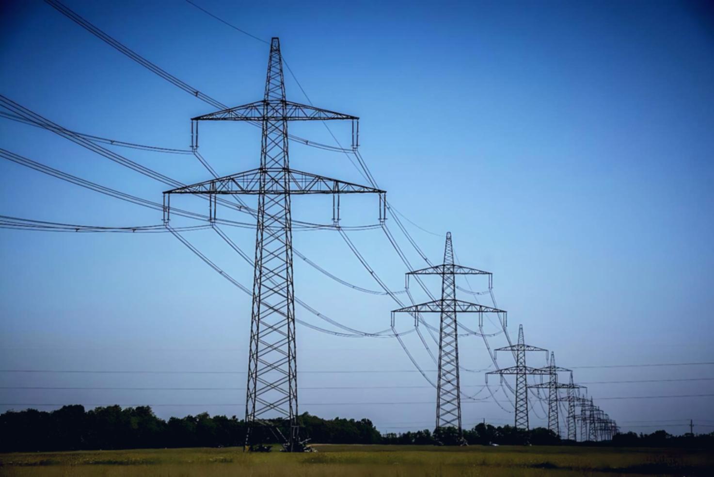 Salle de contrôle avec écrans de surveillance de centrales hydroélectriques